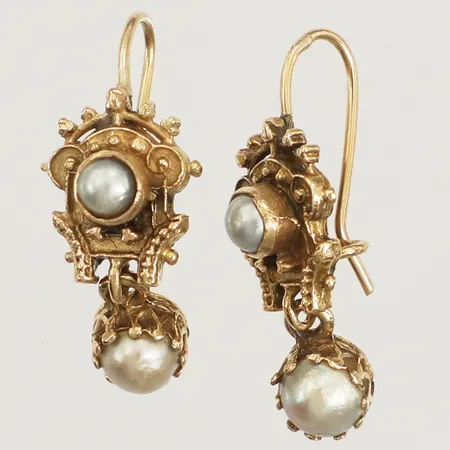 Ett par örhängen med pärlor, längd 28mm, bredd 11mm, 14K  Vikt: 4,8 g