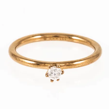 Ring i 8K guld med vit sten. Den är i storlek 16¾, är 1,8 - 3,8 mm bred och väger 0,9g. Fint skick. 