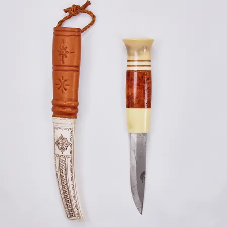 Samekniv, längd: ca 22,1cm, bladets längd: ca 8,2cm, läder, ben, signerad A.L 83