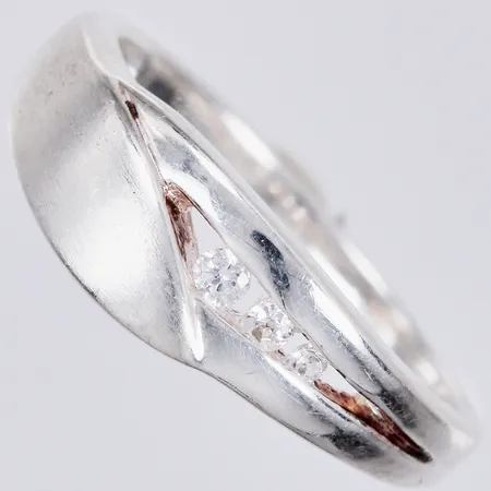 Ring med vita stenar, stl: 17, bredd ca 2-6mm, 925/1000 silver Vikt: 2 g