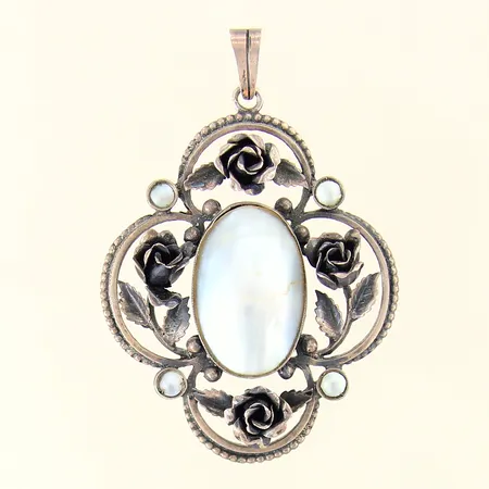 Hänge med pärlemo samt genombruten dekor, 58x41mm, nagellack målat på baksida, silver 800/1000 Vikt: 12,2 g