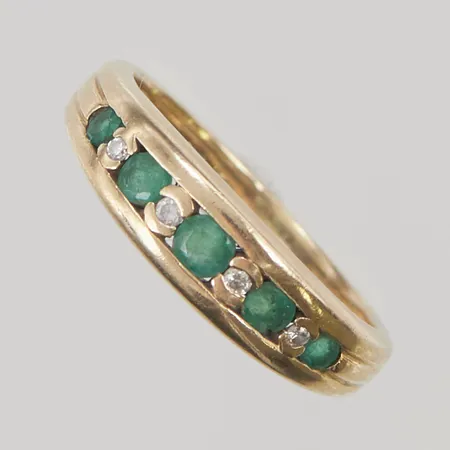 Ring, gröna samt vita stenar, Ø17, bredd: 2,6-5,4mm, 9K, 3,2g.