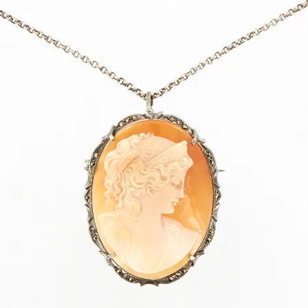 Kedja Ärtlänk 62cm bredd: 2mm,silver 835/1000,  Hänge/brosch camé med markasiter, 50mm, bredd: 35mm,ostämplat silver silver Vikt: 15,8 g