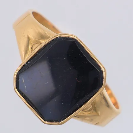 Klackring med onyx stl 19, 18K Vikt: 3,5 g