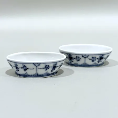 Saltkar, två stycken, Musselmalet, Royal Copenhagen, Danmark, numrerad: 1/2128, längd 7cm, porslin