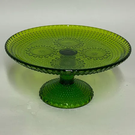 Kakfat på fot från Iittala design av Oiva Toikka serien heter Kastehelmi, höjd ca 11cm Ø22,5cm grönt Skickas med postpaket.
