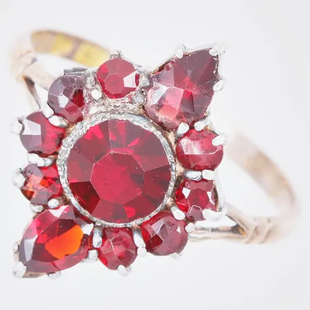 Ring med granater stl: 17, bredd ca 1-10mm, skena 18K otydliga stämplar år  1939, fattning i silver Vikt: 2,2 g