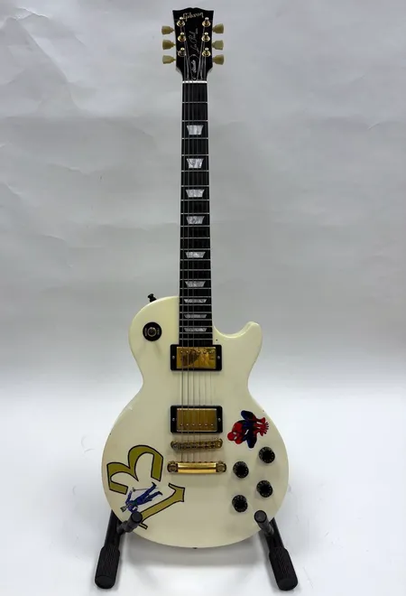 Elgitarr Gibson Les Paul Studio, Serienummer 035471329, hårt Gibson fodral, dekaler finns på kropp, små sprickor i lacken och troligtvis omlackerad.  Skickas med postpaket.