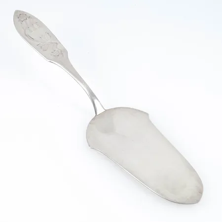 Tårtspade i silver (830/1000) av modellen Tornedal/Finnmyrten. Längd 215 mm, vikt 64,4g. Matt yta. Gravyr. 