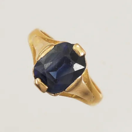 Ring med blå sten, stl 15¾, bredd 3-10,8mm, sliten sten, fattning i 18K, 23K Bruttovikt 4,3g Vikt: 4,3 g