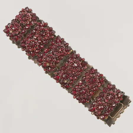 Armband med granater, 17cm, bredd: 20mm, flera stenar saknas, oädel metall.