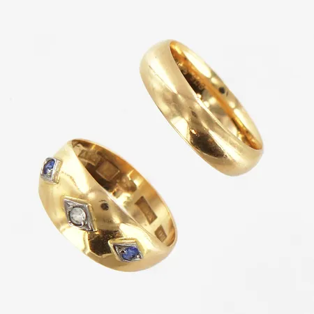 Ring med stenar 16¾, ring slät 16¼, bredd: 5mm, gravyrer, 18K  Vikt: 7,5 g