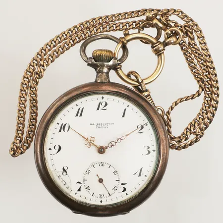 Fickur HJ. Bergqvist Motala Import, två boetter i silver S800, manuell, 51mm, boettnr 5529497, liten sekundvisare, skadad urtavla, repig, klockkedja i oädel metall, bruttovikt 109g 