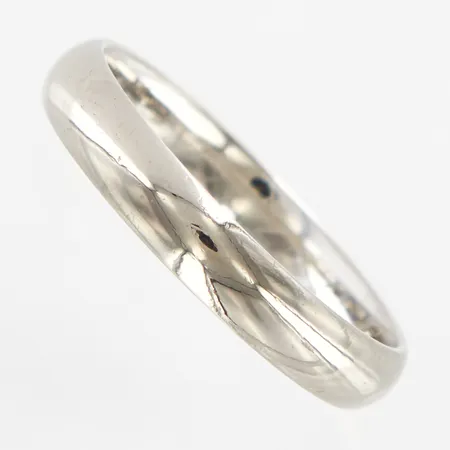 Ring slät SCH stl 17¾, bredd: 3,5mm, graverad,18K  Vikt: 3,6 g