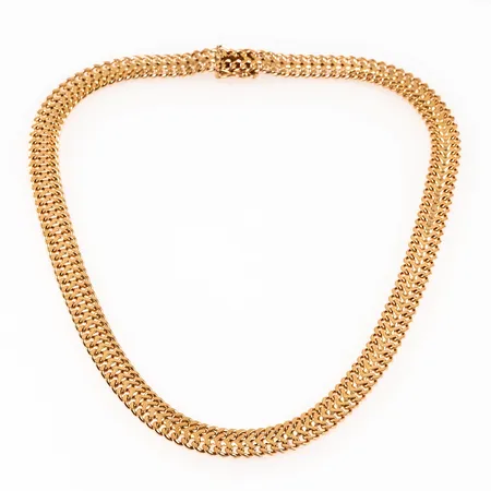 Collier Fiskbenslänk i 18K guld. Det är 40 cm långt, 8,3 mm brett och väger 42,0g. Fint skick. Kistlås. Stämplad U9 (1970), HÅN (Norens Guldatelje, Hägersten), 18K och kattfot. 