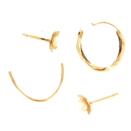 Ett par örhängen med pärla Ø7mm, olika längd på stift, 1 udda örhänge, 1 bit skrot 18K  Vikt: 1,1 g
