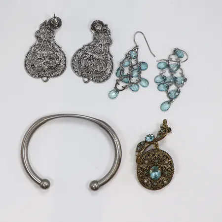 4st Bijouterier med strass, Två par Örhängen, en Brosch samt en armring i vit/gulmetall