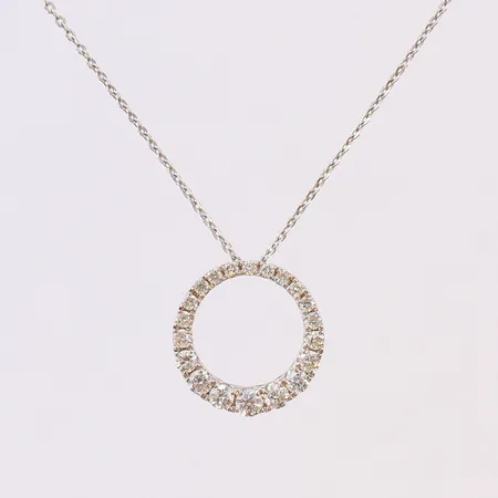 Collier med integrerat hänge med briljantslipade diamanter 9 x ca 0,01ct, 2 x ca 0,02ct, 2 x ca 0,03ct, 2 x ca 0,04ct, 4 x ca 0,05ct, 1 x ca 0,06ct, totalt ca 0,50ctv, längd 41-45cm, bredd 1-14mm, vitguld 18K.  Vikt: 2,6 g