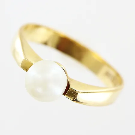 Ring odlad pärla Ø5,5mm stl 16½, bredd 3mm, 18K.  Vikt: 2,5 g