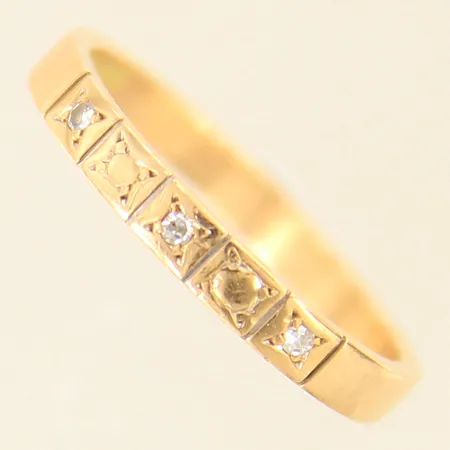 Ring med diamanter 3 x ca 0,01ct, stl 17¼, bredd 2,5mm, 18K  Vikt: 2,5 g