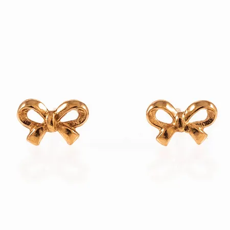 Örhängen i 18K guld. Små rosetter, de är 8 x 5 mm och väger 0,6g. Snurrebussar saknas, men nya i plast medföljer. 