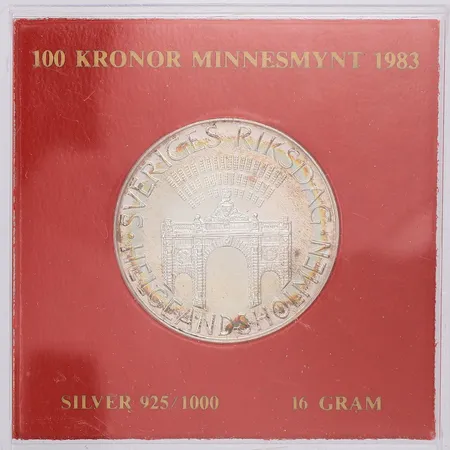 Minnesmynt Sveriges riksdag Helgeandsholmen år 1983 nominellt värde 100kr, 925/1000 silver i etui Vikt: 16 g