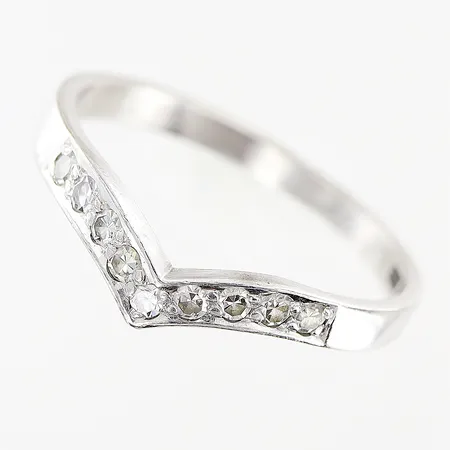 Ring diamanter 9st totalt 0,18ctv enligt gravyr stl 17¾, bredd 2-5mm, vitguld, 18K.  Vikt: 2,4 g