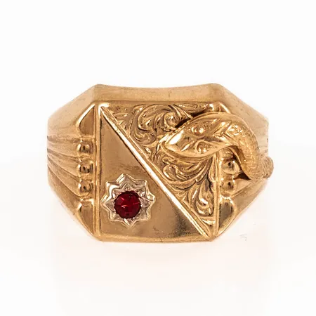 Klackring i 18K guld med orm och röd sten. Den är i storlek 20, är 3,5 - 15,5 mm bred och väger 8,1g. Sten limmad. 