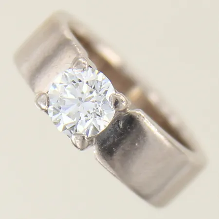 Ring med diamant, 1,03ct, briljantslipad, kvalitet Top W(G)/VS1, VG/VG, enligt GIA-certifikat från år 2004, GIA-certifikat medföljer, stl 16¾, bredd 6mm, vitguld, gravyr, skena med mindre repor, fasetter med mindre slitage, gravyr, 18K  Vikt: 10,8 g
