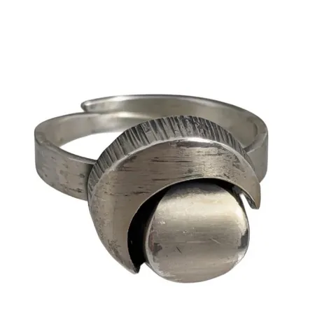 Ring FINLAND, silver 925/1000, KARL LAINE - FINNFEELINGS FINLAND 1978, Ø18,0 mm, (justerbar skena), skena bredd 3-3,5 mm, dekor Ø14 mm Vikt: 3,6 g