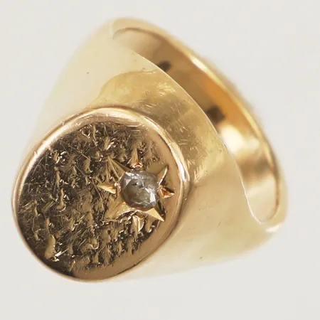 Klackring med vit sten, stl 17¼, bredd 3-16,7mm, skadad sten och skena, 18K  Vikt: 7,3 g