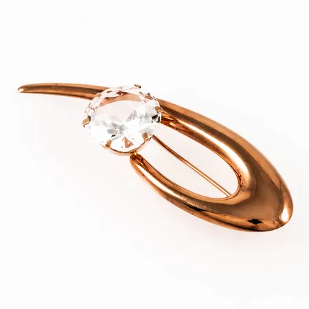 Brosch i 14K guld med stor vit sten Ø 14,5 mm. Det är 59,5 x 19 mm och väger 4,6g. 