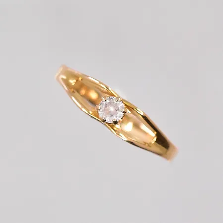 Ring stl 15¾, bredd 4x1,9mm, vit sten, 18K Vikt: 1,4 g