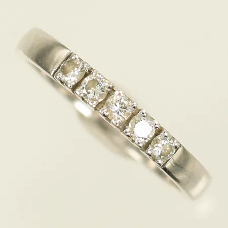 Ring med diamanter totalt 0,25ct enligt gravyr, W VS, stl 17¾, bredd 3mm, 18K, 2,8g Vikt: 2,8 g