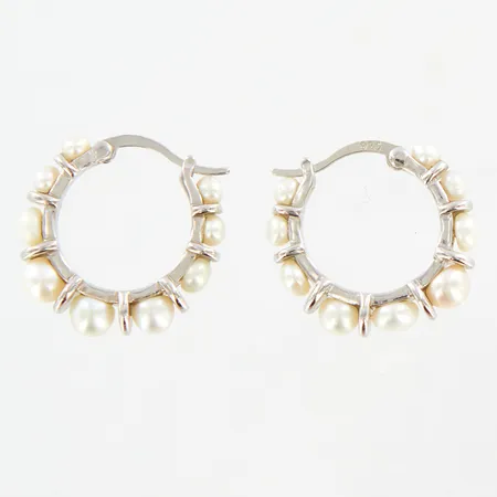 Ett par örhängen med odlade pärlor Ø20mm, bredd:4,5mm, silver 925/1000 Vikt: 4,8 g