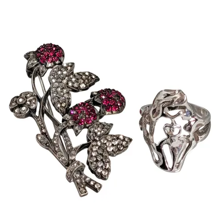 Ring + Brosch, silver (bl.a. 935/1000), ring Ø17¼ mm, bredd 2,6-24,5 mm, skena med storleksändring, brosch mått 53,5x34,5 mm, några stenar saknas Vikt: 15,7 g