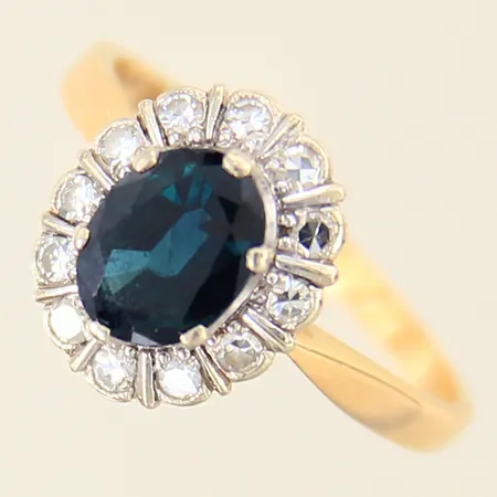 Ring med safir samt 8/8-slipade diamanter 12 x ca 0,02ct, stl 18¼, bredd 1,8-12mm, nagg på safiren, gravyr, 18K Vikt: 3,9 g