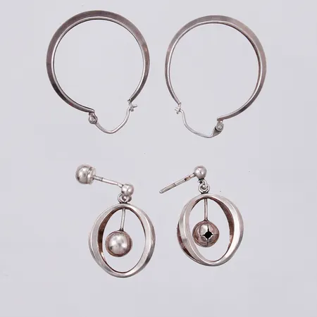 Två par örhängen, defekta/buckliga 835/1000 silver  Vikt: 10,2 g