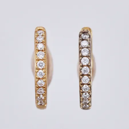 Ett par creoler med vita stenar Ø ca 15mm bredd 2mm 925/1000 förgyllt silver  Vikt: 2,3 g