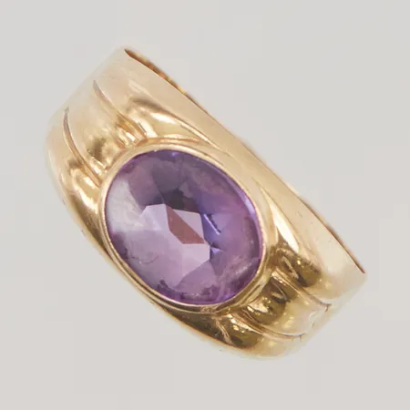 Ring, lila sten, Ø16¾, bredd: 4-9,3mm, gravyr, 18K, 3,1g.