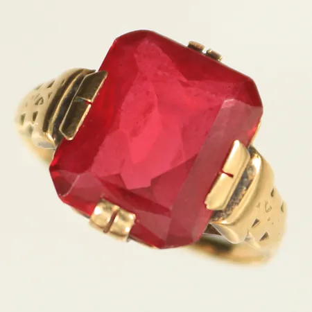 Ring med röd sten, st 16½, bredd 2-13mm, 14K 2,9g totalt. 