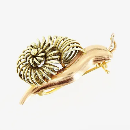 Brosch snigel, 30x16mm, nål i 18K, 14K. Vikt: 4,6 g