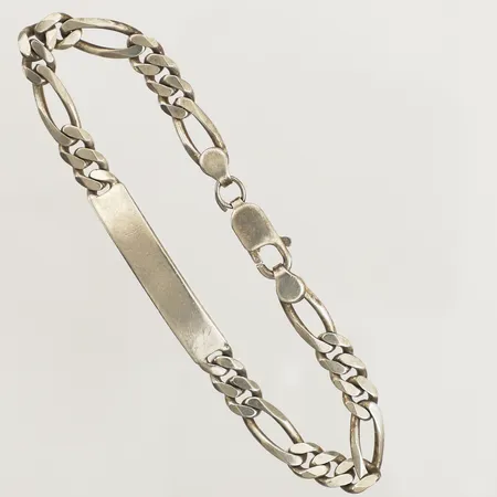 Armband Figaro med bricka, längd 21cm, bredd 6,5-7mm, repig, skadad ögla vid lås, 925/1000 silver  Vikt: 15,9 g