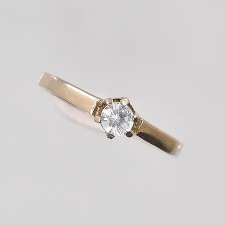 Ring med vit sten stl 15¾, bredd 1,4mm, vitguld, 18K Vikt: 1,2 g