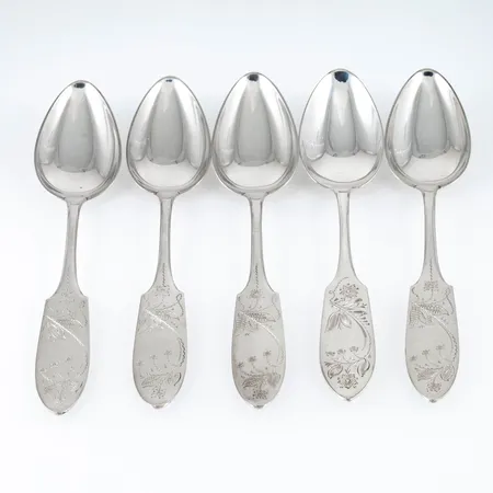 5 bordsskedar i silver (830/1000) av modellen Tornedal/Finnmyrten. Längd 180 cm, vikt 151,9g. Gravyr (datum)
