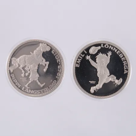 2 Plaketter Emil i Lönneberga samt Pippi Långstrump 2002, Astrid Lindgren i plastetuier, i vitmetall Ø 40mm