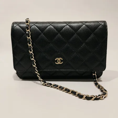 Väska Chanel Classic Wallet On Chain, svart quiltat kaviarläder, guldfärgade beslag, mått ca 19x12x3cm, serienummer NGXNKT29, kvitto daterat 2022-01-25, dustbag, kartong.  Vikt: 0 g Skickas med postpaket.