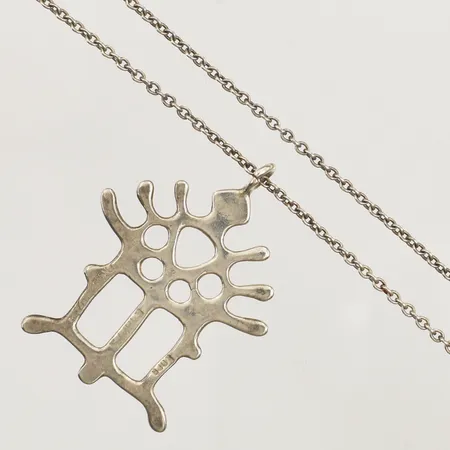 Collier med integrerat hänge, längd ca 65cm, bredd 1,2mm, hänget ca 44x33mm, 830/1000 silver  Vikt: 10,1 g