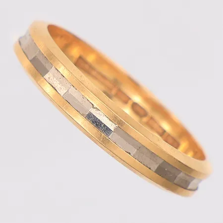 Ring gul/vitguld stl 20, gravyr, 18K Vikt: 5,2 g Skickas med postpaket.