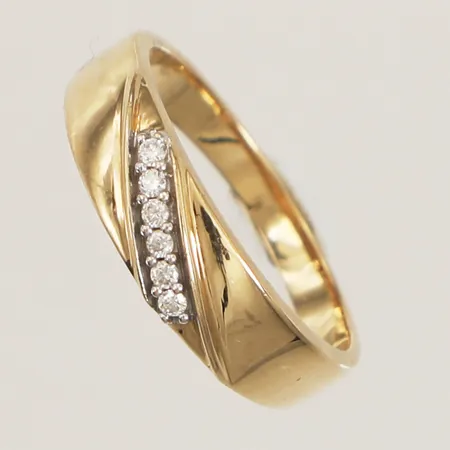 Ring med diamanter 6x ca 0,01ct, totalt 0,06ct enligt gravyr, stl 17¼, bredd 2,5-5mm, GHA, 18K Vikt: 3 g